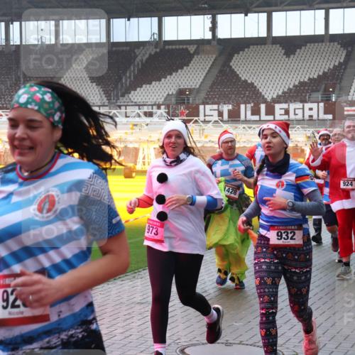 07.12.2025 - St. Pauli X-Mass-Run No. 15 Luisa Fischer http://msf.ph/oto/9375830 07.12.2025 11:06:18 Ziel 92, 973, 1428, 15, 932, 924, 1432, 92, 199, 298, 300, 402, 403, 556, 659, 693, 831, 854, 858, 878, 920, 924, 925, 927, 929, 932, 944, 973, 1024, 1025, 1046, 1049, 1092, 1196, 1208, 1223, 1229, 1287, 1311, 1428, 1429, 1430, 1432, 1608, 1648, 1840, 1841, 2006, 2243, 2245, 2254, 2884, 3272, 3278, 4579, 4581, 4583, 4585, 4587 meine-sportfotos.de