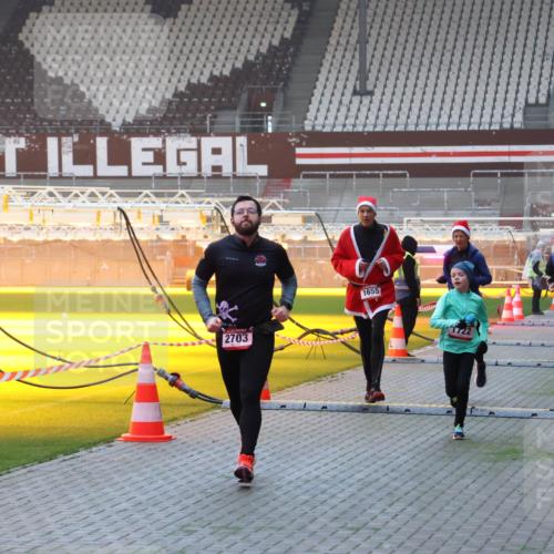 07.12.2025 - St. Pauli X-Mass-Run No. 15 Luisa Fischer http://msf.ph/oto/9375841 07.12.2025 09:55:03 Ziel 2703, 1655, 1375, 1649, 1655, 1722, 2036, 2133, 2209, 2703, 2900, 3310, 3338 meine-sportfotos.de
