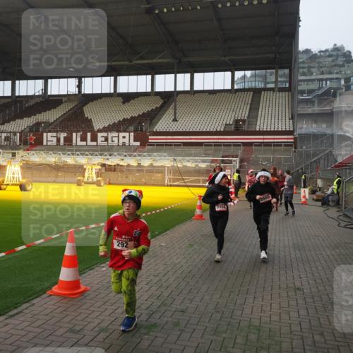 07.12.2025 - St. Pauli X-Mass-Run No. 15 Fabian Wolf http://msf.ph/oto/9375844 07.12.2025 10:05:03 Ziel 202, 210, 292, 699, 1217, 1973, 1991, 2168, 2249, 2856, 2866, 3307, 3311 meine-sportfotos.de