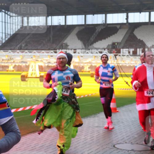 07.12.2025 - St. Pauli X-Mass-Run No. 15 Luisa Fischer http://msf.ph/oto/9375848 07.12.2025 11:06:20 Ziel 428, 924, 14, 92, 199, 204, 298, 300, 402, 403, 414, 556, 659, 693, 831, 854, 858, 878, 920, 924, 925, 927, 929, 932, 944, 973, 1024, 1025, 1046, 1049, 1092, 1196, 1208, 1223, 1229, 1287, 1311, 1428, 1429, 1430, 1432, 1608, 1648, 1840, 1841, 2006, 2243, 2245, 2254, 2884, 3272, 3278, 4579, 4581, 4583, 4585, 4587 meine-sportfotos.de