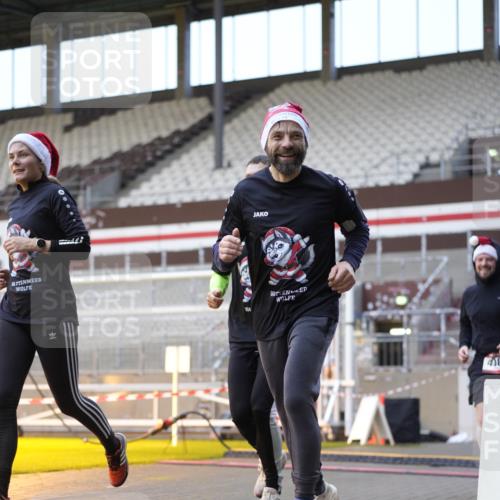 07.12.2025 - St. Pauli X-Mass-Run No. 15 Patografie http://msf.ph/oto/9375849 07.12.2025 10:04:37 Ziel 713, 1522, 1701, 1871, 2569, 2570, 3477, 3894, 3911, 4080, 4553, 4557 meine-sportfotos.de