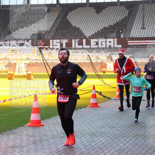 07.12.2025 - St. Pauli X-Mass-Run No. 15 Luisa Fischer http://msf.ph/oto/9375860 07.12.2025 09:55:05 Ziel 2703, 1722, 1649, 1375, 1649, 1655, 1722, 2036, 2133, 2209, 2703, 2900, 3310, 3338, 4088 meine-sportfotos.de