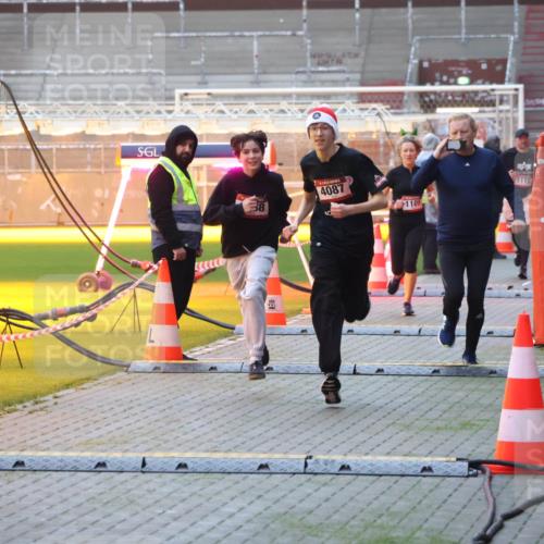 07.12.2025 - St. Pauli X-Mass-Run No. 15 Luisa Fischer http://msf.ph/oto/9375899 07.12.2025 09:55:23 Ziel 4087, 1101, 1113, 1101, 1649, 1655, 1722, 2133, 2209, 2703, 3310, 4087, 4088 meine-sportfotos.de