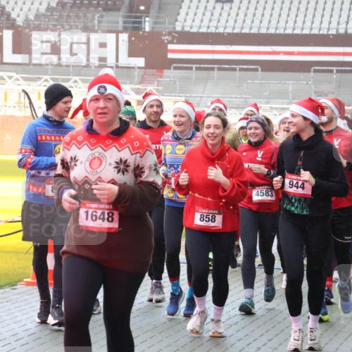 07.12.2025 - St. Pauli X-Mass-Run No. 15 Luisa Fischer http://msf.ph/oto/9375901 07.12.2025 11:06:33 Ziel 1648, 858, 4583, 944, 20, 92, 204, 298, 300, 402, 403, 414, 474, 486, 556, 659, 693, 831, 854, 858, 878, 920, 924, 925, 927, 929, 932, 944, 973, 1024, 1025, 1092, 1196, 1208, 1223, 1229, 1287, 1403, 1428, 1429, 1430, 1432, 1440, 1442, 1608, 1648, 2243, 2245, 2254, 3272, 3278, 4579, 4581, 4583, 4585, 4587 meine-sportfotos.de