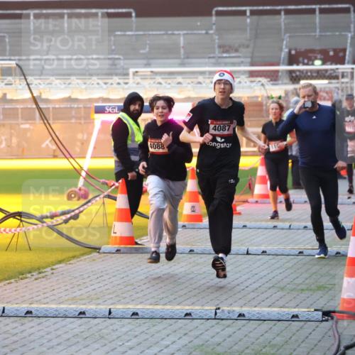 07.12.2025 - St. Pauli X-Mass-Run No. 15 Luisa Fischer http://msf.ph/oto/9375902 07.12.2025 09:55:23 Ziel 4088, 4087, 1192, 1101, 1649, 1655, 1722, 2133, 2209, 2703, 3310, 4087, 4088 meine-sportfotos.de
