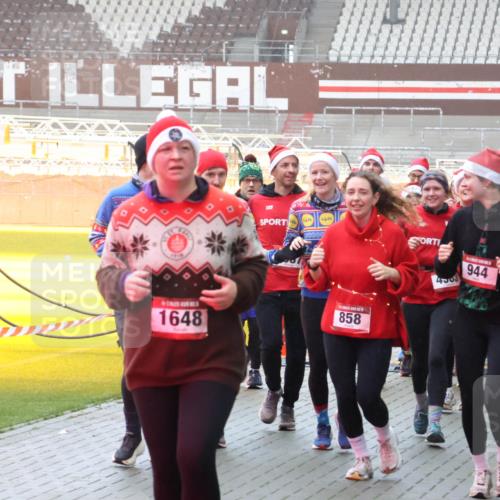 07.12.2025 - St. Pauli X-Mass-Run No. 15 Luisa Fischer http://msf.ph/oto/9375903 07.12.2025 11:06:34 Ziel 10, 1648, 858, 4303, 944, 92, 204, 298, 300, 402, 403, 414, 474, 486, 556, 659, 693, 854, 858, 878, 920, 924, 925, 927, 929, 932, 944, 973, 1024, 1025, 1092, 1196, 1208, 1223, 1229, 1287, 1403, 1428, 1429, 1430, 1432, 1440, 1442, 1608, 1648, 2243, 2245, 2254, 3272, 3278, 4579, 4581, 4583, 4585, 4587 meine-sportfotos.de
