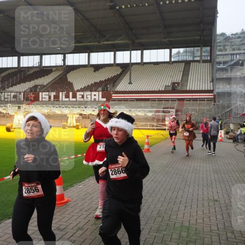 07.12.2025 - St. Pauli X-Mass-Run No. 15 Fabian Wolf http://msf.ph/oto/9375907 07.12.2025 10:05:05 Ziel 202, 210, 292, 699, 1973, 1991, 2168, 2249, 2856, 2866, 3307, 3311 meine-sportfotos.de