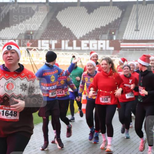 07.12.2025 - St. Pauli X-Mass-Run No. 15 Luisa Fischer http://msf.ph/oto/9375916 07.12.2025 11:06:35 Ziel 1910, 1648, 854, 243, 858, 4583, 92, 204, 298, 300, 402, 403, 414, 474, 486, 556, 659, 693, 854, 858, 878, 920, 924, 925, 927, 929, 932, 944, 973, 1024, 1025, 1092, 1196, 1208, 1223, 1229, 1287, 1403, 1428, 1429, 1430, 1432, 1440, 1442, 1608, 1648, 2243, 2245, 2254, 3272, 3278, 4579, 4581, 4583, 4585, 4587 meine-sportfotos.de
