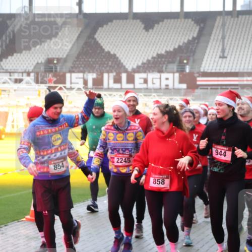 07.12.2025 - St. Pauli X-Mass-Run No. 15 Luisa Fischer http://msf.ph/oto/9375922 07.12.2025 11:06:36 Ziel 854, 2245, 858, 944, 204, 92, 204, 298, 300, 402, 403, 414, 474, 486, 556, 659, 693, 854, 858, 878, 920, 924, 925, 927, 929, 932, 944, 973, 1024, 1025, 1092, 1196, 1208, 1223, 1229, 1287, 1403, 1428, 1429, 1430, 1432, 1440, 1442, 1608, 1648, 2243, 2245, 2254, 3272, 3278, 4579, 4581, 4583, 4585, 4587 meine-sportfotos.de