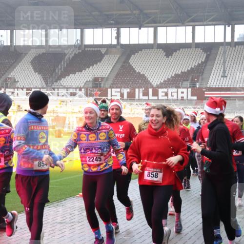 07.12.2025 - St. Pauli X-Mass-Run No. 15 Luisa Fischer http://msf.ph/oto/9375930 07.12.2025 11:06:37 Ziel 2243, 4, 104014, 854, 2245, 858, 298, 204, 92, 204, 298, 300, 402, 403, 414, 474, 486, 556, 659, 693, 854, 858, 878, 920, 924, 925, 927, 929, 932, 944, 973, 1024, 1025, 1092, 1196, 1208, 1223, 1229, 1287, 1403, 1428, 1429, 1430, 1432, 1440, 1442, 1608, 1648, 2243, 2245, 2254, 3272, 3278, 4579, 4581, 4583, 4585, 4587 meine-sportfotos.de