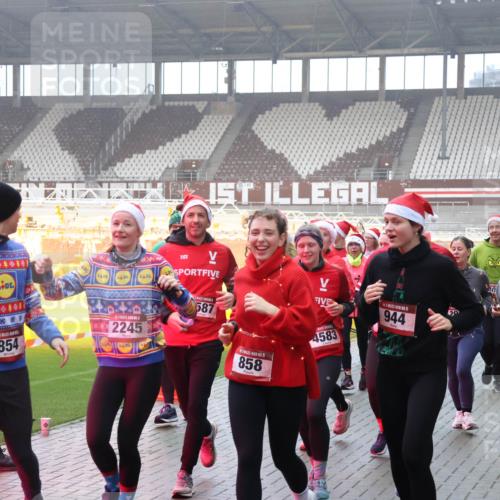 07.12.2025 - St. Pauli X-Mass-Run No. 15 Luisa Fischer http://msf.ph/oto/9375932 07.12.2025 11:06:37 Ziel 2243, 2245, 854, 16, 587, 858, 4583, 5, 944, 0, 204, 92, 204, 298, 300, 402, 403, 414, 474, 486, 556, 659, 693, 854, 858, 878, 920, 924, 925, 927, 929, 932, 944, 973, 1024, 1025, 1092, 1196, 1208, 1223, 1229, 1287, 1403, 1428, 1429, 1430, 1432, 1440, 1442, 1608, 1648, 2243, 2245, 2254, 3272, 3278, 4579, 4581, 4583, 4585, 4587 meine-sportfotos.de