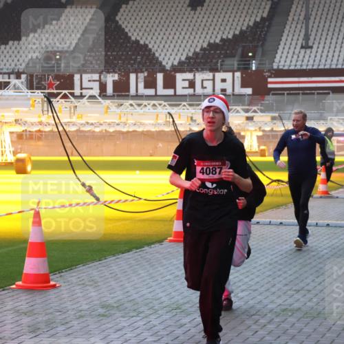 07.12.2025 - St. Pauli X-Mass-Run No. 15 Luisa Fischer http://msf.ph/oto/9375940 07.12.2025 09:55:28 Ziel 5, 4087, 110, 1101, 1113, 1649, 1655, 1722, 2703, 4087, 4088 meine-sportfotos.de