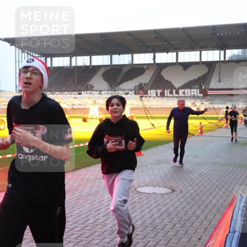 07.12.2025 - St. Pauli X-Mass-Run No. 15 Luisa Fischer http://msf.ph/oto/9375960 07.12.2025 09:55:30 Ziel 1230, 8, 1101, 1113, 1649, 1655, 1722, 2703, 4087, 4088 meine-sportfotos.de