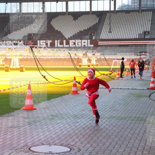 07.12.2025 - St. Pauli X-Mass-Run No. 15 Luisa Fischer http://msf.ph/oto/9376054 07.12.2025 09:56:20 Ziel 98, 312, 1530, 1744, 3398 meine-sportfotos.de