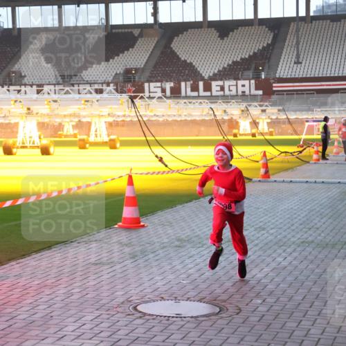 07.12.2025 - St. Pauli X-Mass-Run No. 15 Luisa Fischer http://msf.ph/oto/9376055 07.12.2025 09:56:21 Ziel 98, 312, 1483, 1530, 1744, 3398 meine-sportfotos.de