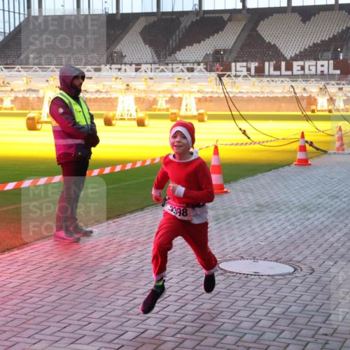 07.12.2025 - St. Pauli X-Mass-Run No. 15 Luisa Fischer http://msf.ph/oto/9376063 07.12.2025 09:56:21 Ziel 3398, 312, 1483, 1530, 1744, 3398 meine-sportfotos.de