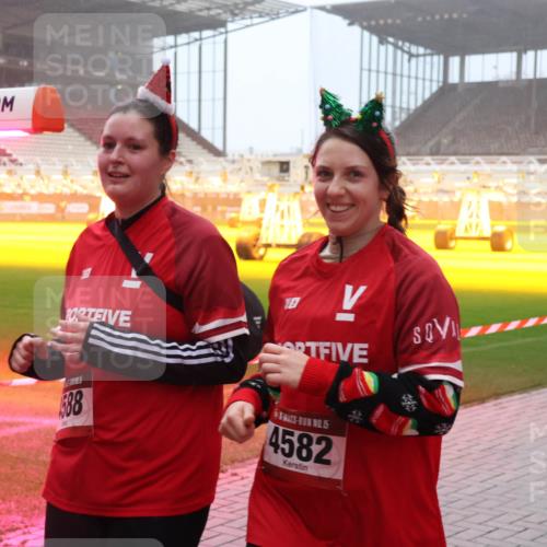 07.12.2025 - St. Pauli X-Mass-Run No. 15 Luisa Fischer http://msf.ph/oto/9376067 07.12.2025 11:07:13 Ziel 588, 15, 4582, 359, 382, 474, 486, 565, 595, 1285, 1286, 1440, 1442, 1462, 1469, 1556, 1564, 1634, 1666, 1708, 1751, 1861, 1862, 4582, 4588 meine-sportfotos.de