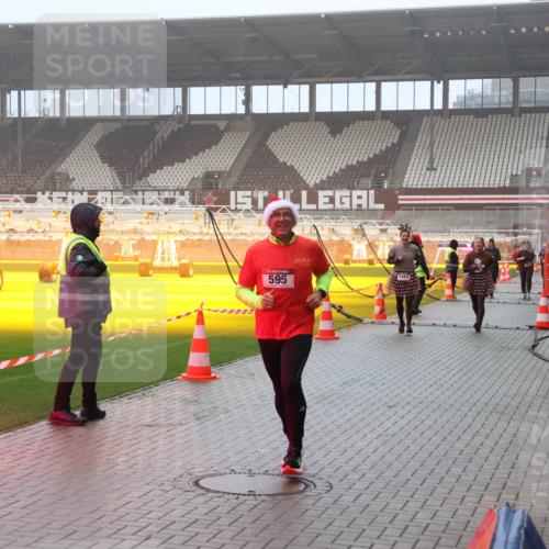 07.12.2025 - St. Pauli X-Mass-Run No. 15 Luisa Fischer http://msf.ph/oto/9376081 07.12.2025 11:07:17 Ziel 595, 1462, 359, 382, 565, 595, 1285, 1286, 1440, 1442, 1462, 1469, 1556, 1564, 1634, 1666, 1708, 1751, 1861, 1862, 4582, 4588 meine-sportfotos.de
