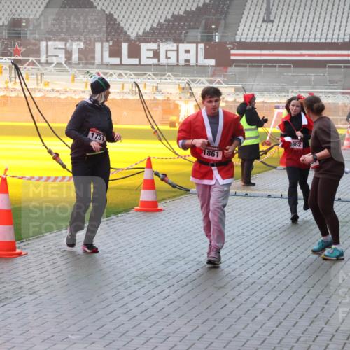 07.12.2025 - St. Pauli X-Mass-Run No. 15 Luisa Fischer http://msf.ph/oto/9376112 07.12.2025 11:07:27 Ziel 1862, 1751, 1861, 281, 342, 344, 359, 382, 490, 565, 591, 595, 596, 603, 621, 622, 688, 1202, 1206, 1285, 1286, 1462, 1469, 1585, 1587, 1634, 1666, 1708, 1751, 1861, 1862, 2403, 4582, 4588 meine-sportfotos.de