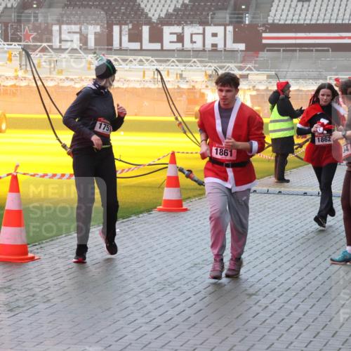 07.12.2025 - St. Pauli X-Mass-Run No. 15 Luisa Fischer http://msf.ph/oto/9376114 07.12.2025 11:07:27 Ziel 1862, 175, 1861, 34, 281, 342, 344, 359, 382, 490, 565, 591, 595, 596, 603, 621, 622, 688, 1202, 1206, 1285, 1286, 1462, 1469, 1585, 1587, 1634, 1666, 1708, 1751, 1861, 1862, 2403, 4582, 4588 meine-sportfotos.de