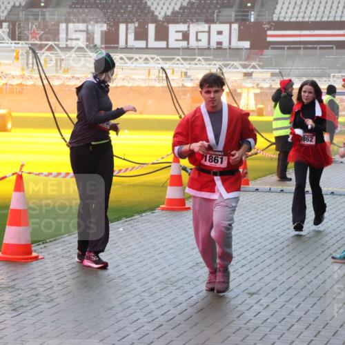 07.12.2025 - St. Pauli X-Mass-Run No. 15 Luisa Fischer http://msf.ph/oto/9376117 07.12.2025 11:07:27 Ziel 1861, 862, 281, 342, 344, 359, 382, 490, 565, 591, 595, 596, 603, 621, 622, 688, 1202, 1206, 1285, 1286, 1462, 1469, 1585, 1587, 1634, 1666, 1708, 1751, 1861, 1862, 2403, 4582, 4588 meine-sportfotos.de