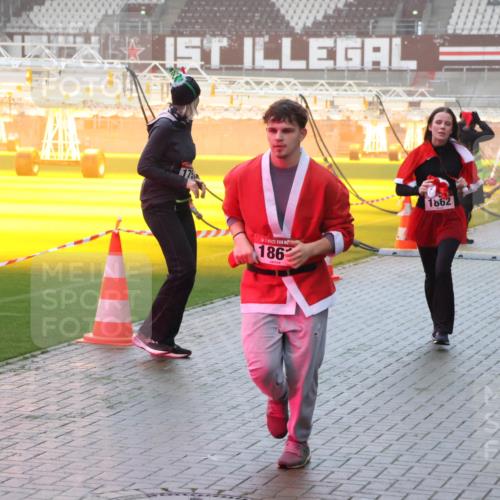07.12.2025 - St. Pauli X-Mass-Run No. 15 Luisa Fischer http://msf.ph/oto/9376124 07.12.2025 11:07:28 Ziel 175, 186, 1862, 281, 342, 344, 359, 382, 476, 490, 565, 591, 595, 596, 603, 621, 622, 673, 688, 1202, 1206, 1285, 1286, 1462, 1469, 1585, 1587, 1634, 1666, 1708, 1751, 1861, 1862, 2403, 4582, 4588 meine-sportfotos.de