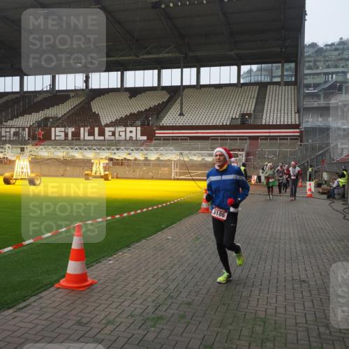 07.12.2025 - St. Pauli X-Mass-Run No. 15 Fabian Wolf http://msf.ph/oto/9376168 07.12.2025 10:05:16 Ziel 114, 202, 210, 292, 699, 1121, 1481, 1661, 1761, 2856, 2866, 3186, 3307, 3311, 4036 meine-sportfotos.de