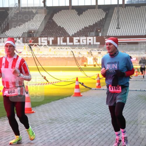 07.12.2025 - St. Pauli X-Mass-Run No. 15 Luisa Fischer http://msf.ph/oto/9376201 07.12.2025 09:57:01 Ziel 662, 4209, 1165, 198, 497, 662, 1116, 1165, 1483, 1530, 3255, 4208, 4209 meine-sportfotos.de