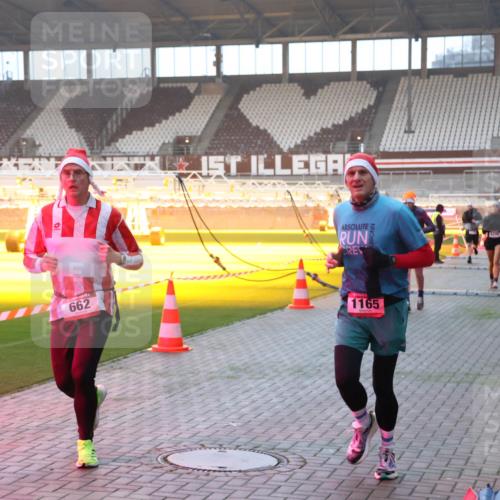 07.12.2025 - St. Pauli X-Mass-Run No. 15 Luisa Fischer http://msf.ph/oto/9376203 07.12.2025 09:57:02 Ziel 662, 1, 1165, 4705, 198, 497, 662, 1116, 1165, 1483, 1530, 2861, 3255, 4208, 4209 meine-sportfotos.de