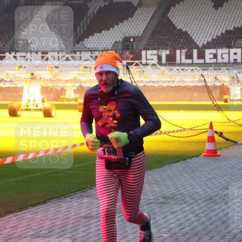 07.12.2025 - St. Pauli X-Mass-Run No. 15 Luisa Fischer http://msf.ph/oto/9376231 07.12.2025 09:57:06 Ziel 198, 198, 497, 662, 1116, 1165, 1483, 1530, 2861, 3255, 4208, 4209 meine-sportfotos.de
