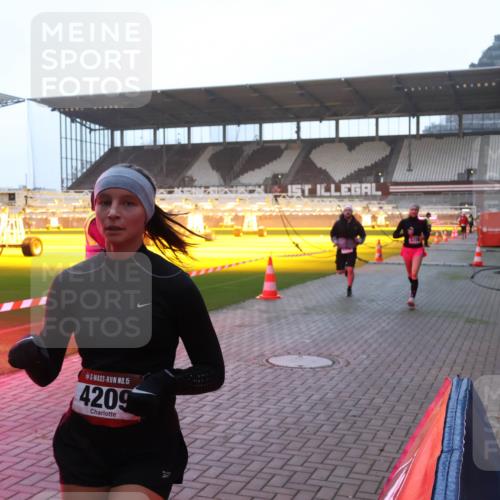 07.12.2025 - St. Pauli X-Mass-Run No. 15 Luisa Fischer http://msf.ph/oto/9376256 07.12.2025 09:57:09 Ziel 15, 4209, 198, 497, 662, 1116, 1165, 1483, 2861, 3255, 4208, 4209 meine-sportfotos.de