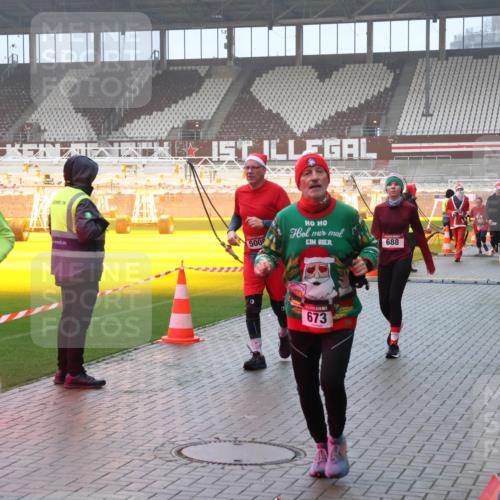 07.12.2025 - St. Pauli X-Mass-Run No. 15 Luisa Fischer http://msf.ph/oto/9376261 07.12.2025 11:07:55 Ziel 500, 673, 688, 77, 271, 273, 281, 315, 332, 342, 344, 377, 389, 397, 476, 490, 591, 596, 603, 621, 622, 623, 673, 688, 781, 1202, 1206, 1233, 1235, 1439, 1441, 1509, 1585, 1587, 1634, 1666, 1751, 1812, 1824, 1861, 1862, 1866, 1910, 2403, 2693, 5008 meine-sportfotos.de
