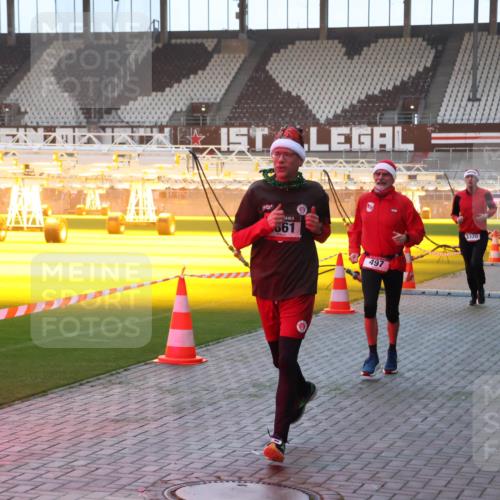 07.12.2025 - St. Pauli X-Mass-Run No. 15 Luisa Fischer http://msf.ph/oto/9376303 07.12.2025 09:57:28 Ziel 861, 497, 3320, 198, 497, 662, 1116, 1165, 2861, 3320, 4032, 4208, 4209 meine-sportfotos.de