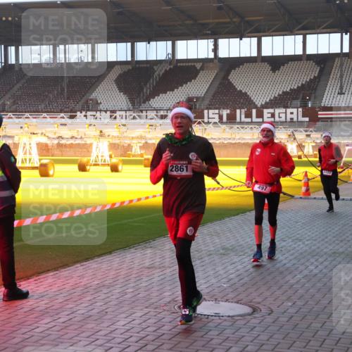 07.12.2025 - St. Pauli X-Mass-Run No. 15 Luisa Fischer http://msf.ph/oto/9376309 07.12.2025 09:57:28 Ziel 2861, 497, 3320, 198, 497, 662, 1116, 1165, 2861, 3320, 4032, 4208, 4209 meine-sportfotos.de