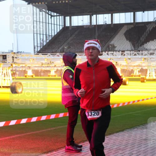 07.12.2025 - St. Pauli X-Mass-Run No. 15 Luisa Fischer http://msf.ph/oto/9376341 07.12.2025 09:57:33 Ziel 49, 3320, 198, 497, 632, 662, 1116, 1165, 2861, 3320, 4032, 4208, 4209 meine-sportfotos.de