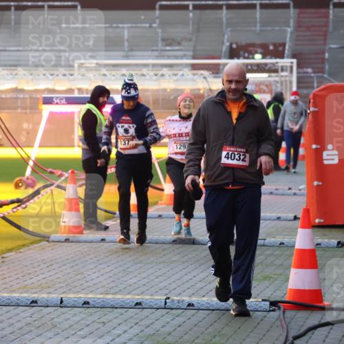 07.12.2025 - St. Pauli X-Mass-Run No. 15 Luisa Fischer http://msf.ph/oto/9376356 07.12.2025 09:57:42 Ziel 137, 129, 4032, 497, 632, 1116, 1292, 1293, 1377, 1395, 2678, 2861, 3320, 4032 meine-sportfotos.de