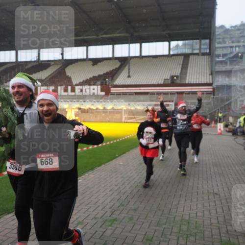 07.12.2025 - St. Pauli X-Mass-Run No. 15 Fabian Wolf http://msf.ph/oto/9376361 07.12.2025 10:05:25 Ziel 114, 543, 668, 950, 1121, 1316, 1374, 1481, 1661, 1761, 3186, 3386, 4036, 4556, 4558 meine-sportfotos.de