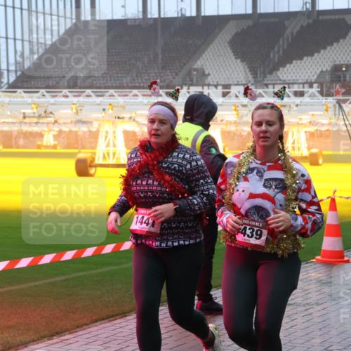 07.12.2025 - St. Pauli X-Mass-Run No. 15 Luisa Fischer http://msf.ph/oto/9376372 07.12.2025 11:08:19 Ziel 144, 15, 439, 77, 271, 273, 286, 293, 315, 332, 377, 389, 397, 623, 629, 635, 653, 772, 774, 1107, 1123, 1129, 1226, 1230, 1235, 1249, 1342, 1355, 1378, 1381, 1382, 1383, 1439, 1441, 1460, 1509, 1520, 1525, 1559, 1596, 1809, 1810, 1812, 1824, 1866, 1910, 2693, 4798, 4815 meine-sportfotos.de