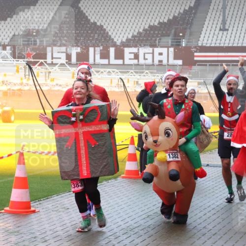 07.12.2025 - St. Pauli X-Mass-Run No. 15 Luisa Fischer http://msf.ph/oto/9376381 07.12.2025 11:08:21 Ziel 1383, 1382, 28, 378, 4815, 77, 100, 271, 273, 286, 293, 315, 332, 377, 389, 397, 623, 629, 635, 653, 772, 774, 1107, 1123, 1129, 1226, 1230, 1235, 1249, 1342, 1355, 1378, 1381, 1382, 1383, 1439, 1441, 1460, 1509, 1520, 1525, 1559, 1560, 1596, 1809, 1810, 1812, 1824, 1866, 1910, 2693, 4798, 4815 meine-sportfotos.de