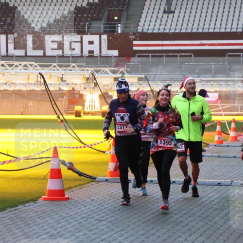 07.12.2025 - St. Pauli X-Mass-Run No. 15 Luisa Fischer http://msf.ph/oto/9376387 07.12.2025 09:57:46 Ziel 1377, 1395, 92, 4032, 497, 632, 1292, 1293, 1377, 1395, 2678, 2861, 3320, 4032 meine-sportfotos.de