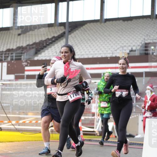 07.12.2025 - St. Pauli X-Mass-Run No. 15 Patografie http://msf.ph/oto/9376397 07.12.2025 10:05:41 Ziel 2, 3, 54, 123, 363, 385, 512, 945, 1215, 1222, 1789, 1791, 3231, 3877, 4194, 4195, 4552, 4555, 4559, 4560 meine-sportfotos.de