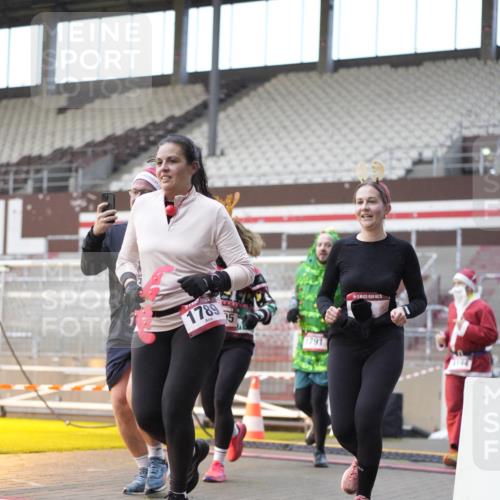 07.12.2025 - St. Pauli X-Mass-Run No. 15 Patografie http://msf.ph/oto/9376403 07.12.2025 10:05:41 Ziel 2, 3, 54, 123, 363, 385, 512, 945, 1215, 1222, 1789, 1791, 3231, 3877, 4194, 4195, 4552, 4555, 4559, 4560 meine-sportfotos.de