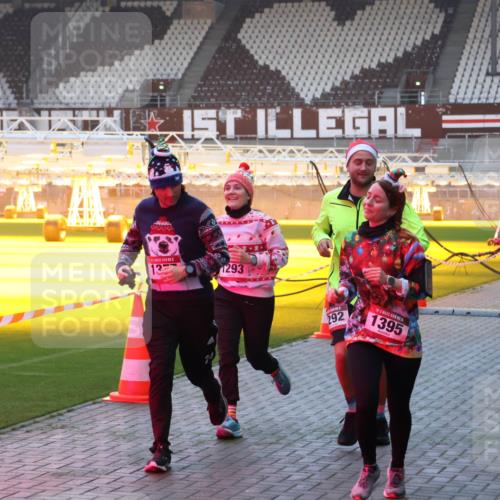 07.12.2025 - St. Pauli X-Mass-Run No. 15 Luisa Fischer http://msf.ph/oto/9376411 07.12.2025 09:57:49 Ziel 13, 1293, 292, 1395, 497, 632, 1292, 1293, 1377, 1395, 2678, 2861, 3320, 4032 meine-sportfotos.de