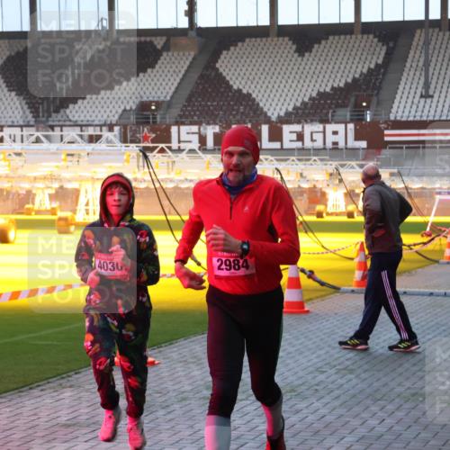 07.12.2025 - St. Pauli X-Mass-Run No. 15 Luisa Fischer http://msf.ph/oto/9376433 07.12.2025 09:58:04 Ziel 4030, 2984, 441, 632, 1292, 1293, 1377, 1395, 2678, 2984, 4030, 4032 meine-sportfotos.de