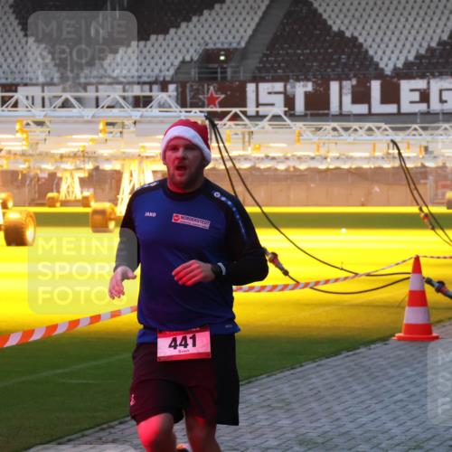 07.12.2025 - St. Pauli X-Mass-Run No. 15 Luisa Fischer http://msf.ph/oto/9376454 07.12.2025 09:58:19 Ziel 441, 441, 632, 1292, 1293, 1377, 1395, 2678, 2984, 3405, 4030 meine-sportfotos.de