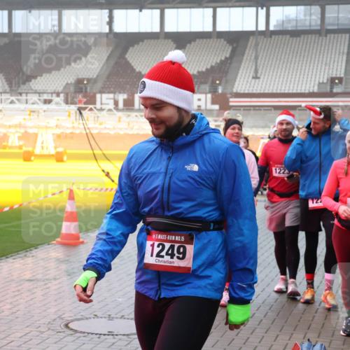 07.12.2025 - St. Pauli X-Mass-Run No. 15 Luisa Fischer http://msf.ph/oto/9376455 07.12.2025 11:08:35 Ziel 15, 1249, 1223, 127, 1226, 100, 152, 155, 166, 271, 273, 286, 293, 389, 396, 397, 446, 629, 635, 653, 758, 772, 774, 784, 1078, 1107, 1123, 1129, 1170, 1184, 1226, 1230, 1249, 1342, 1355, 1378, 1381, 1382, 1383, 1439, 1441, 1460, 1520, 1525, 1559, 1560, 1596, 1706, 1809, 1810, 1812, 4798, 4815 meine-sportfotos.de