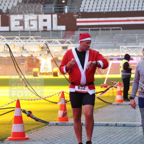 07.12.2025 - St. Pauli X-Mass-Run No. 15 Luisa Fischer http://msf.ph/oto/9376466 07.12.2025 09:58:26 Ziel 632, 5, 2678, 441, 1633, 1774, 2678, 2984, 3405, 3515, 4030 meine-sportfotos.de