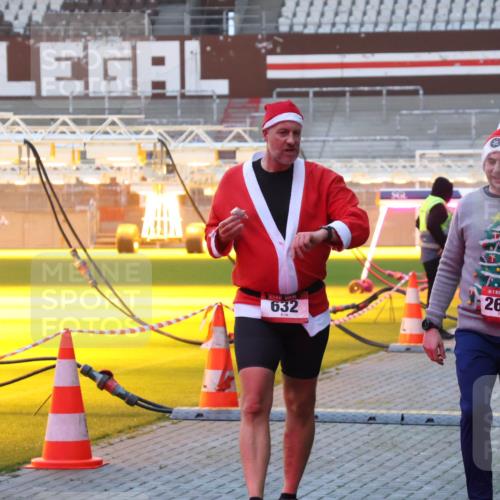 07.12.2025 - St. Pauli X-Mass-Run No. 15 Luisa Fischer http://msf.ph/oto/9376472 07.12.2025 09:58:26 Ziel 632, 15, 2678, 441, 1633, 1774, 2678, 2984, 3405, 3515, 4030 meine-sportfotos.de
