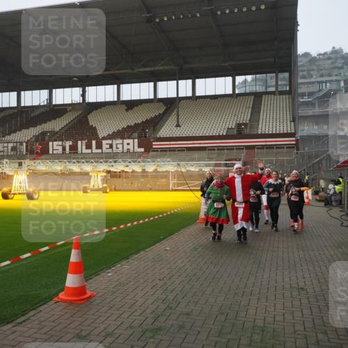 07.12.2025 - St. Pauli X-Mass-Run No. 15 Fabian Wolf http://msf.ph/oto/9376500 07.12.2025 10:05:38 Ziel 123, 363, 385, 512, 668, 945, 950, 1215, 1222, 1316, 1374, 3231, 4552, 4555, 4556, 4558, 4559, 4560 meine-sportfotos.de