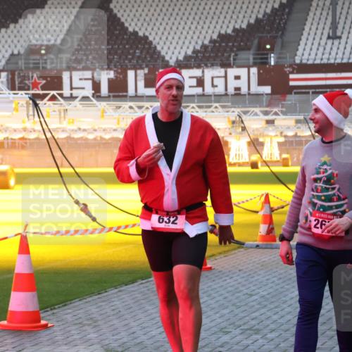 07.12.2025 - St. Pauli X-Mass-Run No. 15 Luisa Fischer http://msf.ph/oto/9376502 07.12.2025 09:58:30 Ziel 632, 26, 238, 261, 441, 1633, 1774, 2205, 2984, 3405, 3515, 4030 meine-sportfotos.de